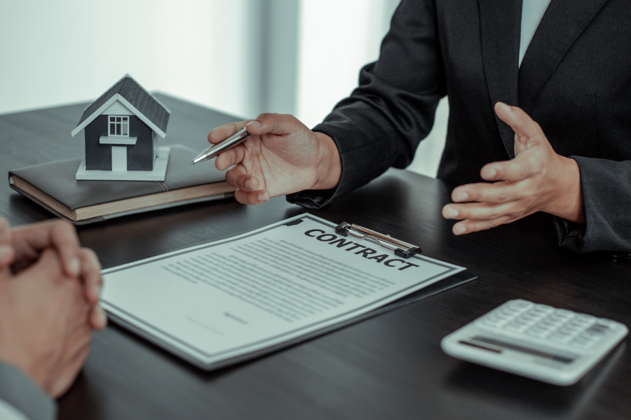 agent discussing property contract 