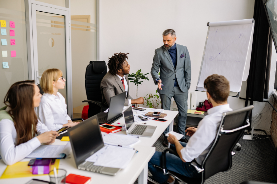 UAE VAT Return Filing: Complete EmaraTax Step-by-Step Guide 2 business team discussing VAT return filling process