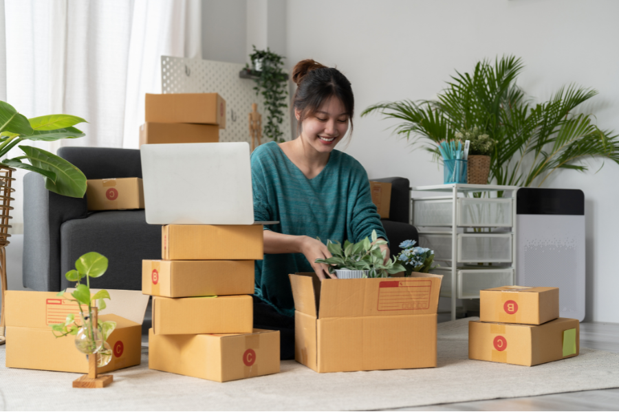 Which Is the Best Oracle E-Invoicing ASP in the UAE? 2 woman managing her business
